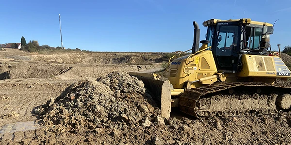 Planierraupe schiebt Sand