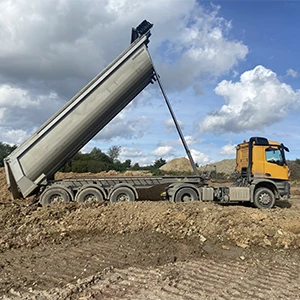 LKW, der Sand abkippt
